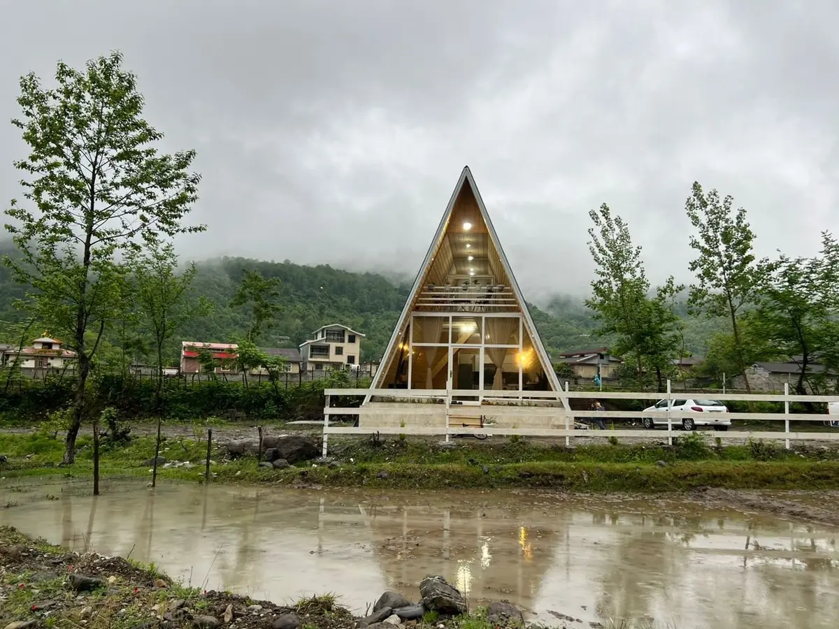 کلبه یک خوابه سوئیسی لب رودخانه فرسام