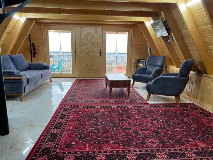 کلبه یک خوابه دوبلکس سوئیسی نارنجستان 1 - نشیمن مبله(میز؛رخت آویز و ال سی دی)