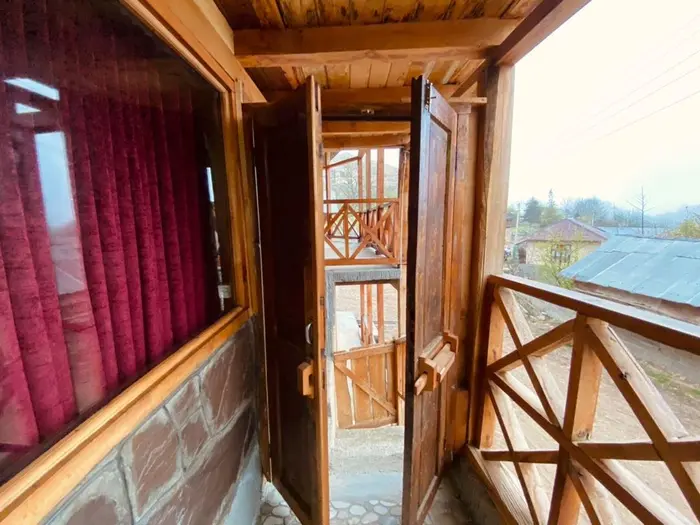 کلبه ایران منش واحد سنگی - ورودی