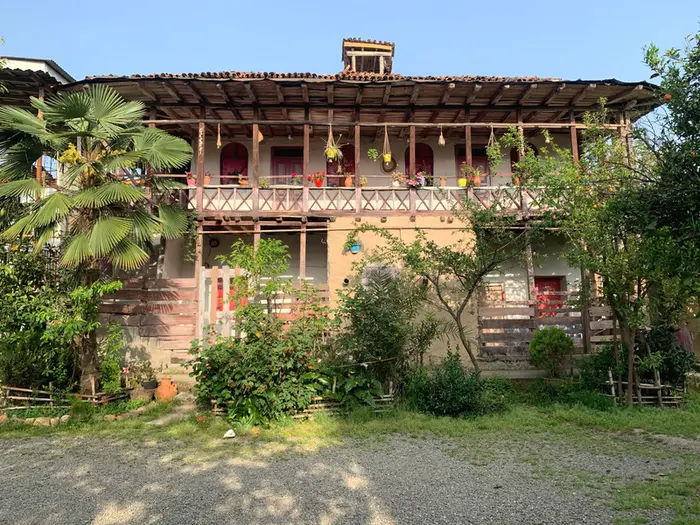 بوم گردی می شیم - واحد مامان بزرگ - نمای بیرون