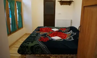 بومگردی سرای آقا محمد - واحد دوتخته رازیانه