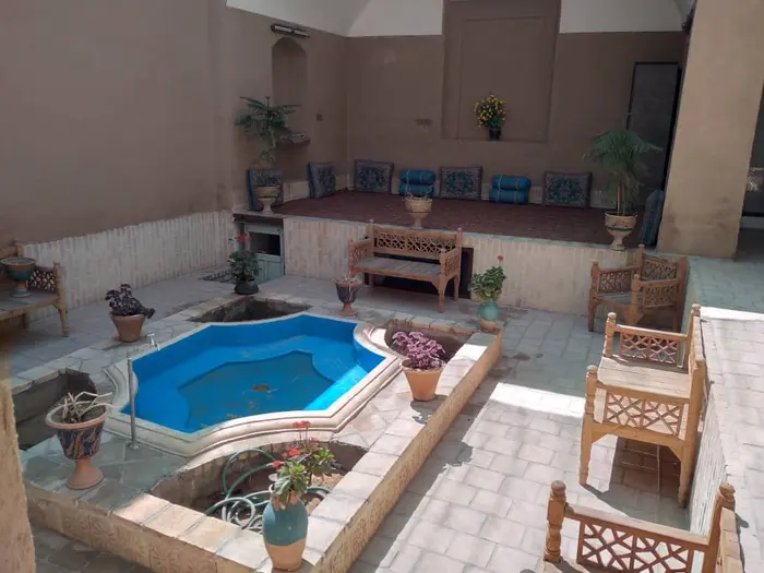 بوم گردی هوفر - واحد پنج تخته - حیاط هومفر