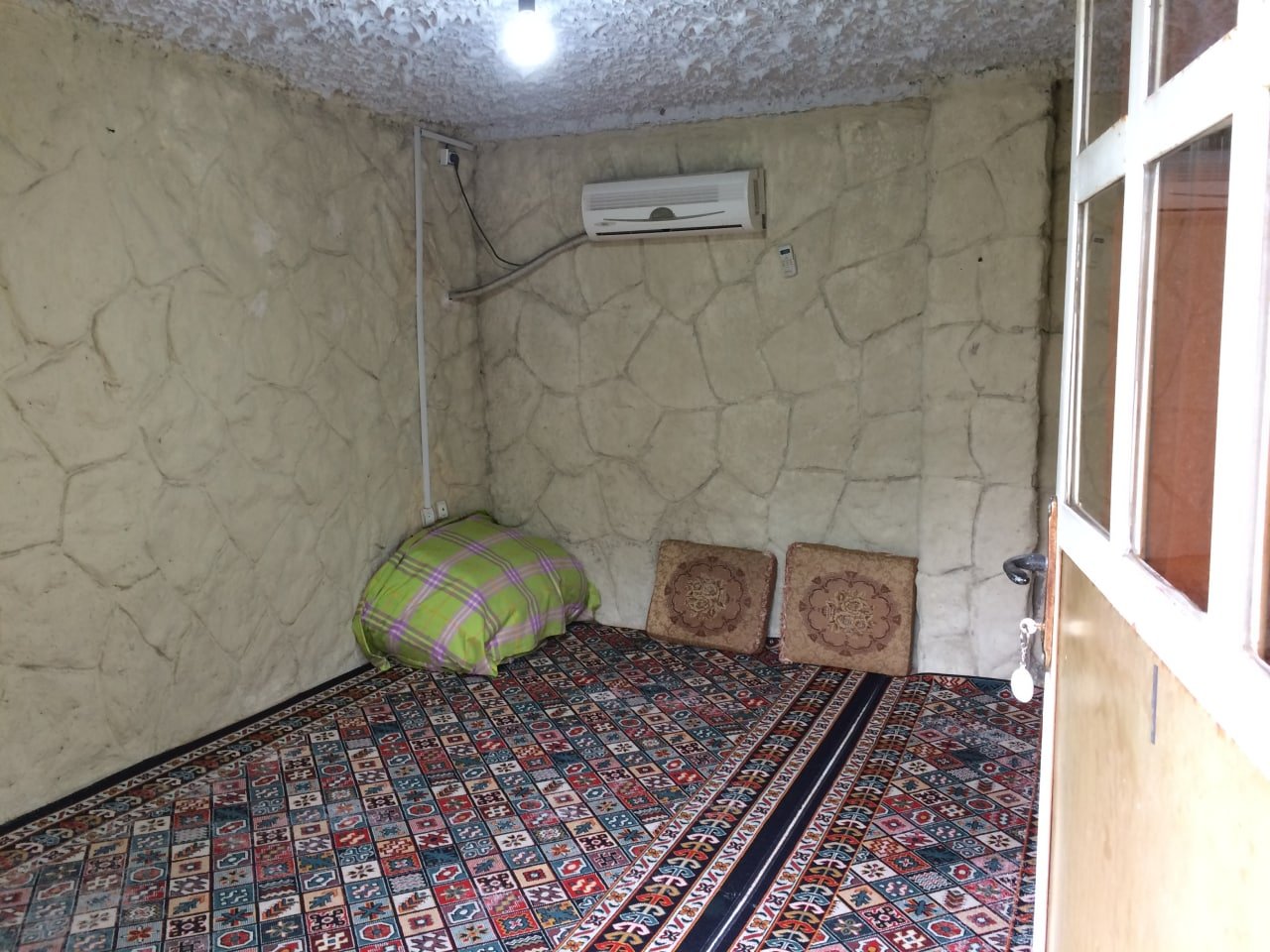 بوم گردی پاسارگاد 1 - واحد ۴ - ورودی اتاق