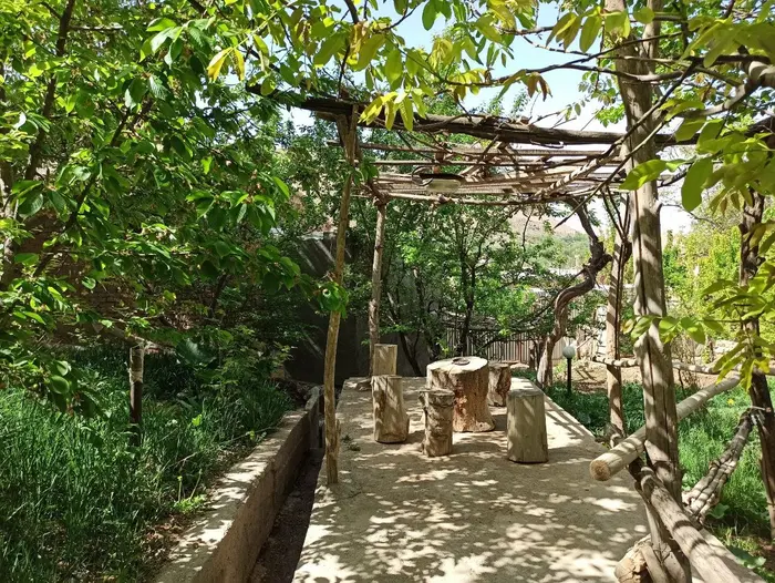 بوم گردی محبت - اتاق زرد - نمای بیرون