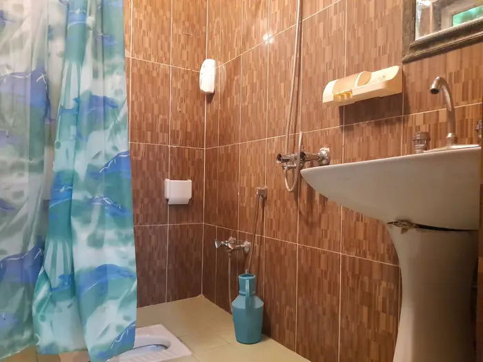 بوم گردی اصفهان - اتاق شش دری - سرویس بهداشتی