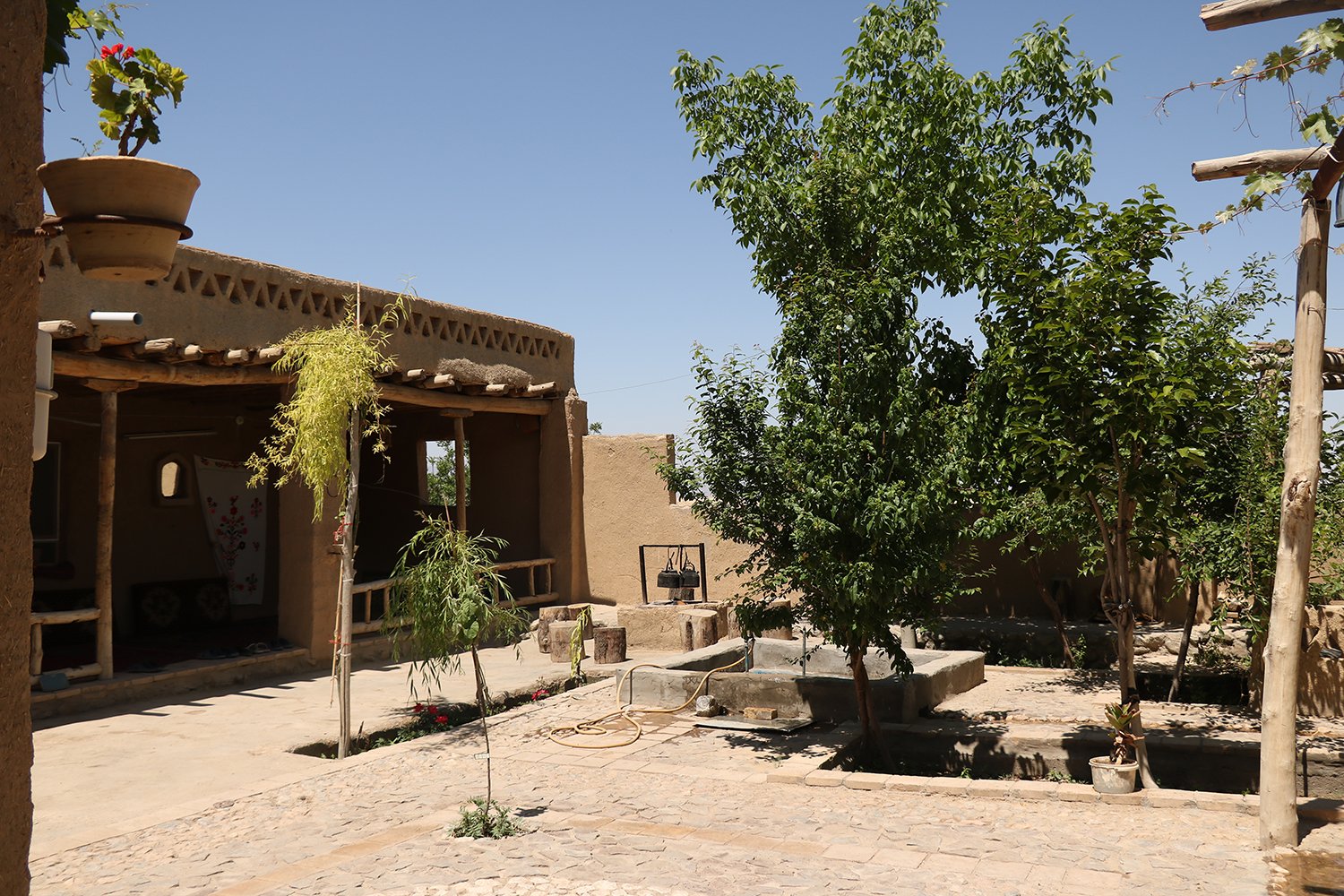 بوم گردی سرای امید قلعه بالا - اتاق یک - حیاط