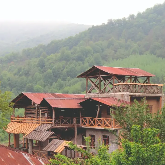 کلبه ایران منش واحد سنگی - نمای اقامتگاه در بهار