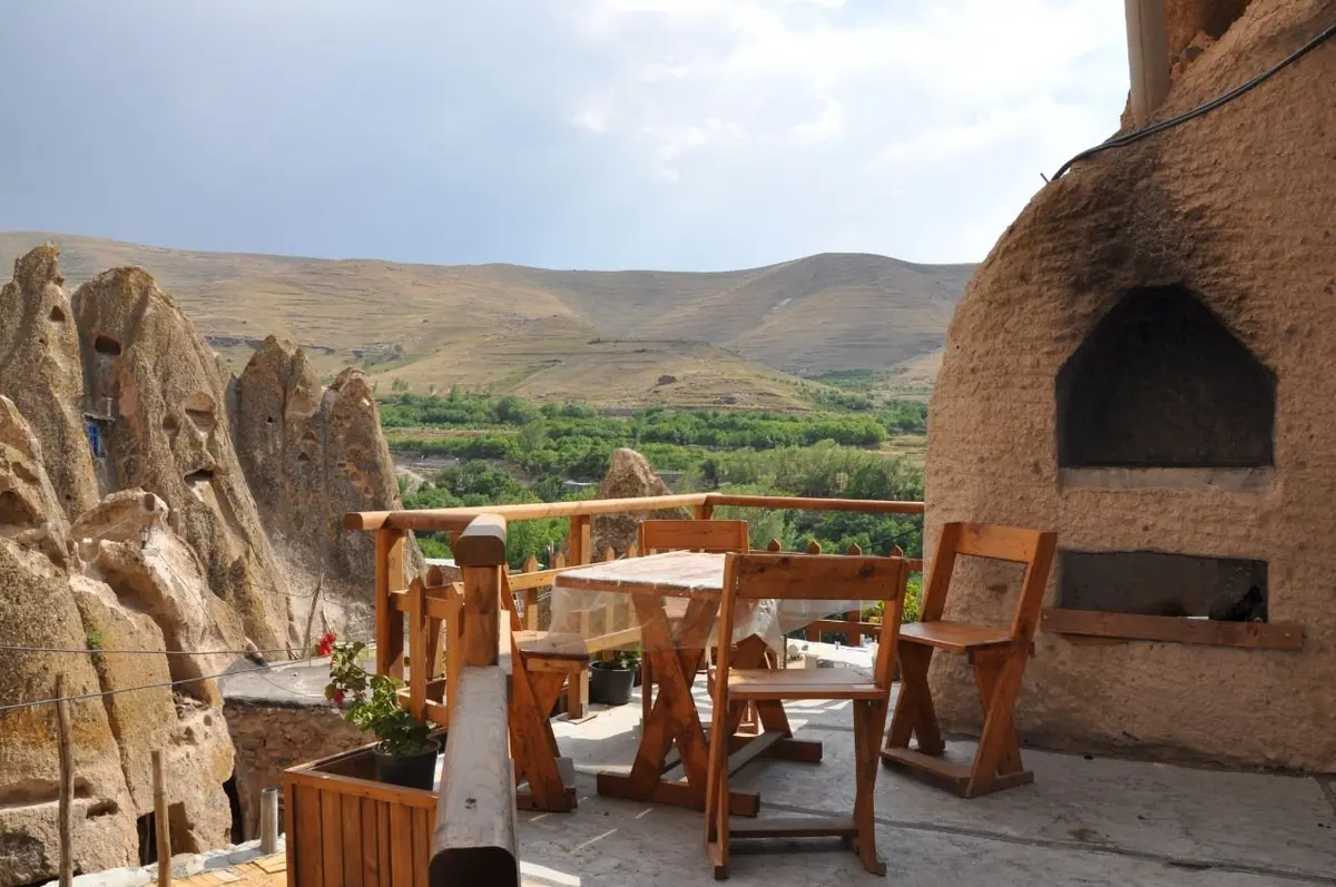 بوم گردی دوخوابه صخره ای تورال کندوان - بالکن