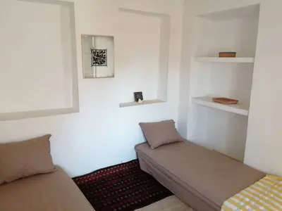 بومگردی نیمروز سروستان - واحد بالاخانه میانی