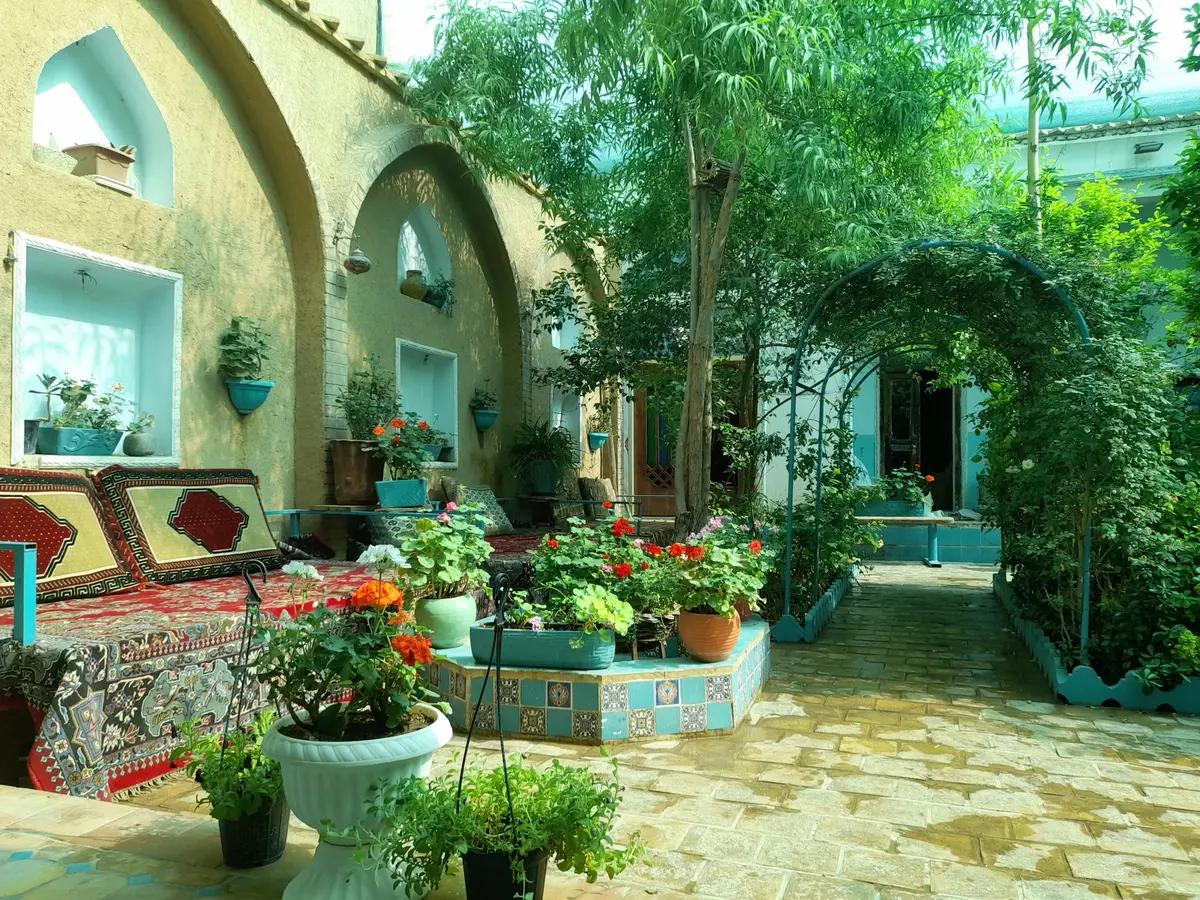 بوم گردی اصفهان - اتاق شش دری - حیاط اصفهان