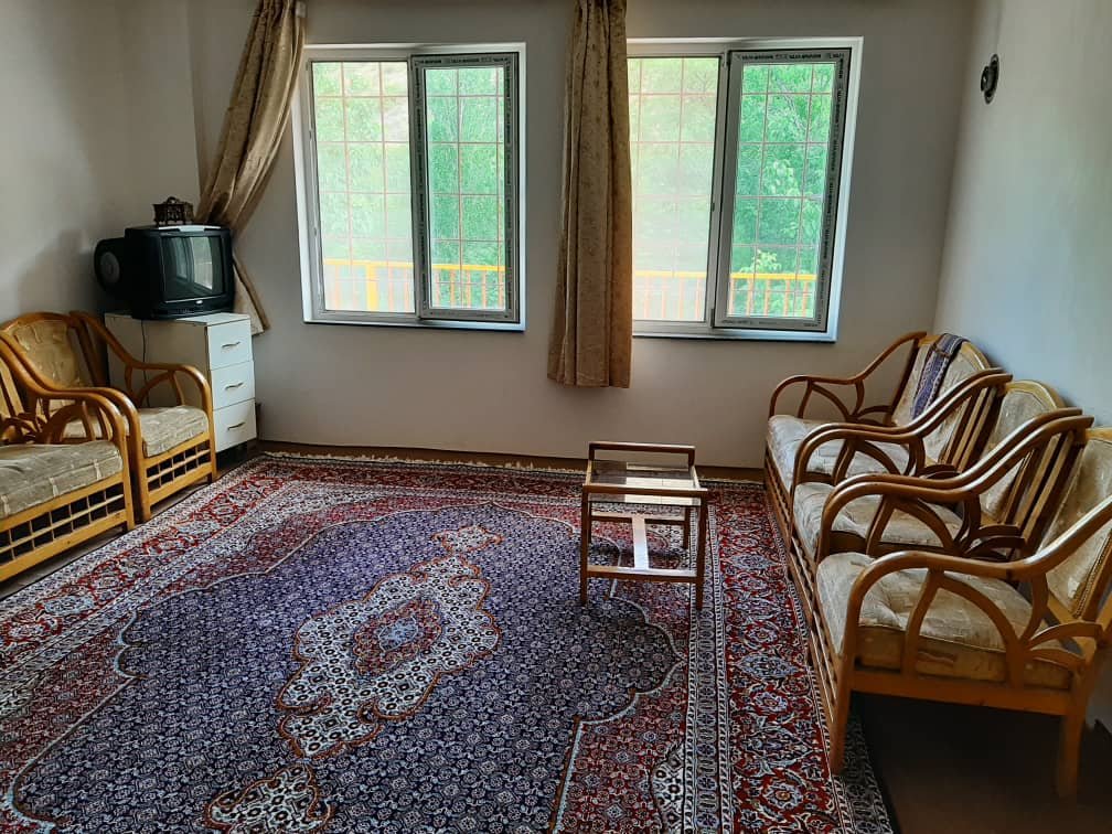 بوم گردی ویلا واقامتگاه بوم گردی گلوسنگ کلیبر - دوخوابه گلوسنگ  - پذیرایی