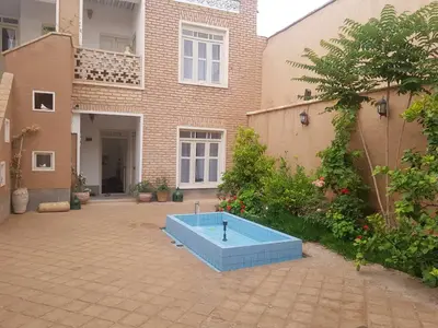 بومگردی نیمروز سروستان - واحد بالاخانه میانی