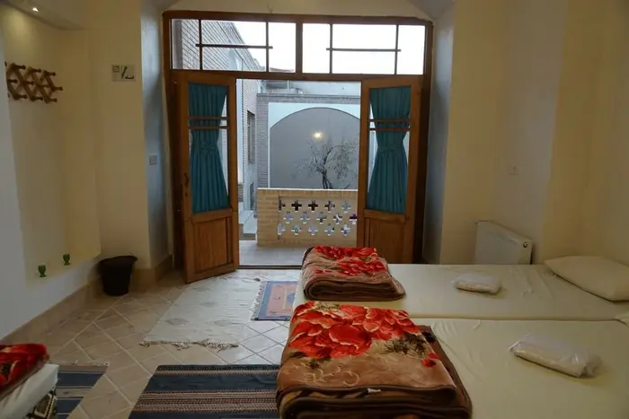 بوم گردی سرای آقا محمد - واحد چهارتخته نسترن - اتاق