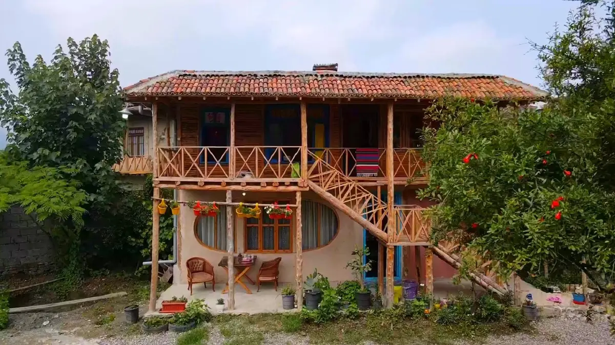 بوم گردی آوش - کلبه کاج، واحدهور - ساختمان