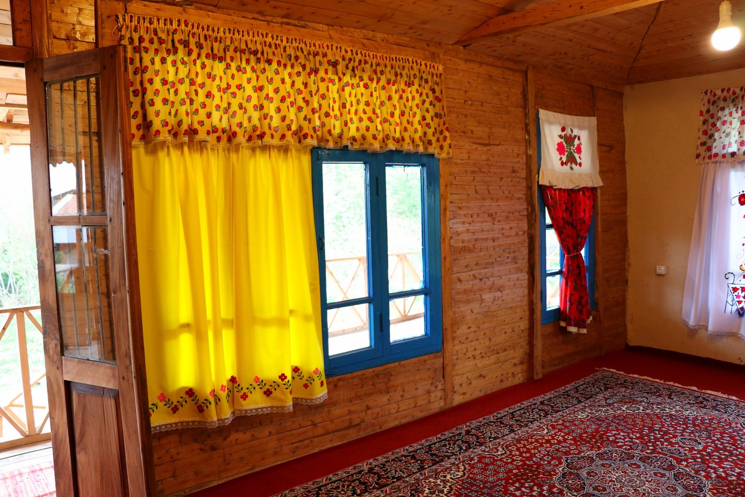 آوش - کلبه کاج، واحدهور