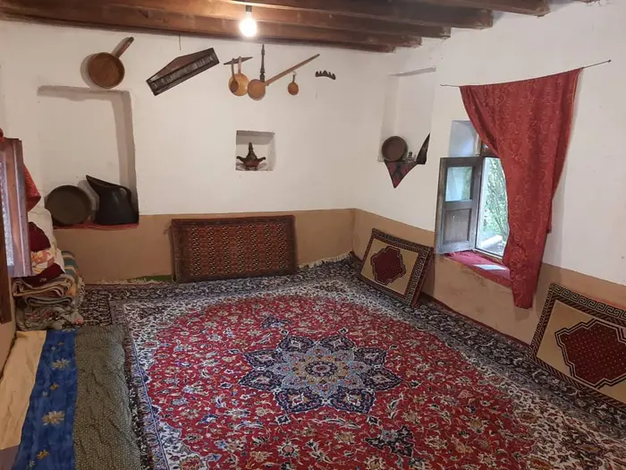 کلبه سر تلار - نشیمن