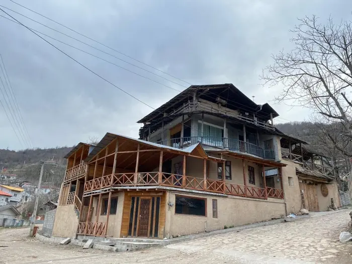 کلبه ایران منش - واحد نشیمن شیشه ای - نمای کلی اقامتگاه