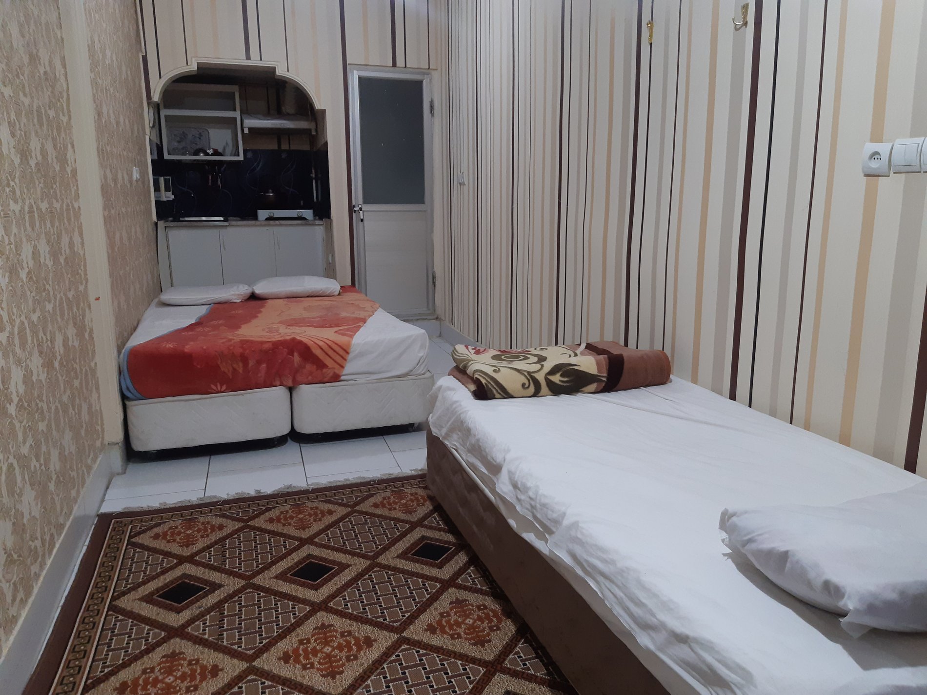 مسافرخانه سه تخته آقاخانی - پذیرایی و تخت خواب