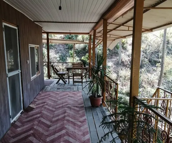 بوم گردی کلبه سرخداری - سوییت ۱ - بالکن