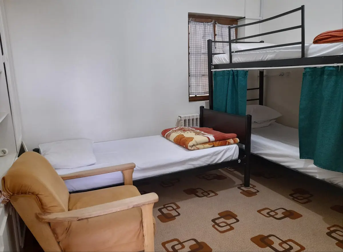 هاستل آنی - اتاق سه تخته اول - اتاق سه تخته