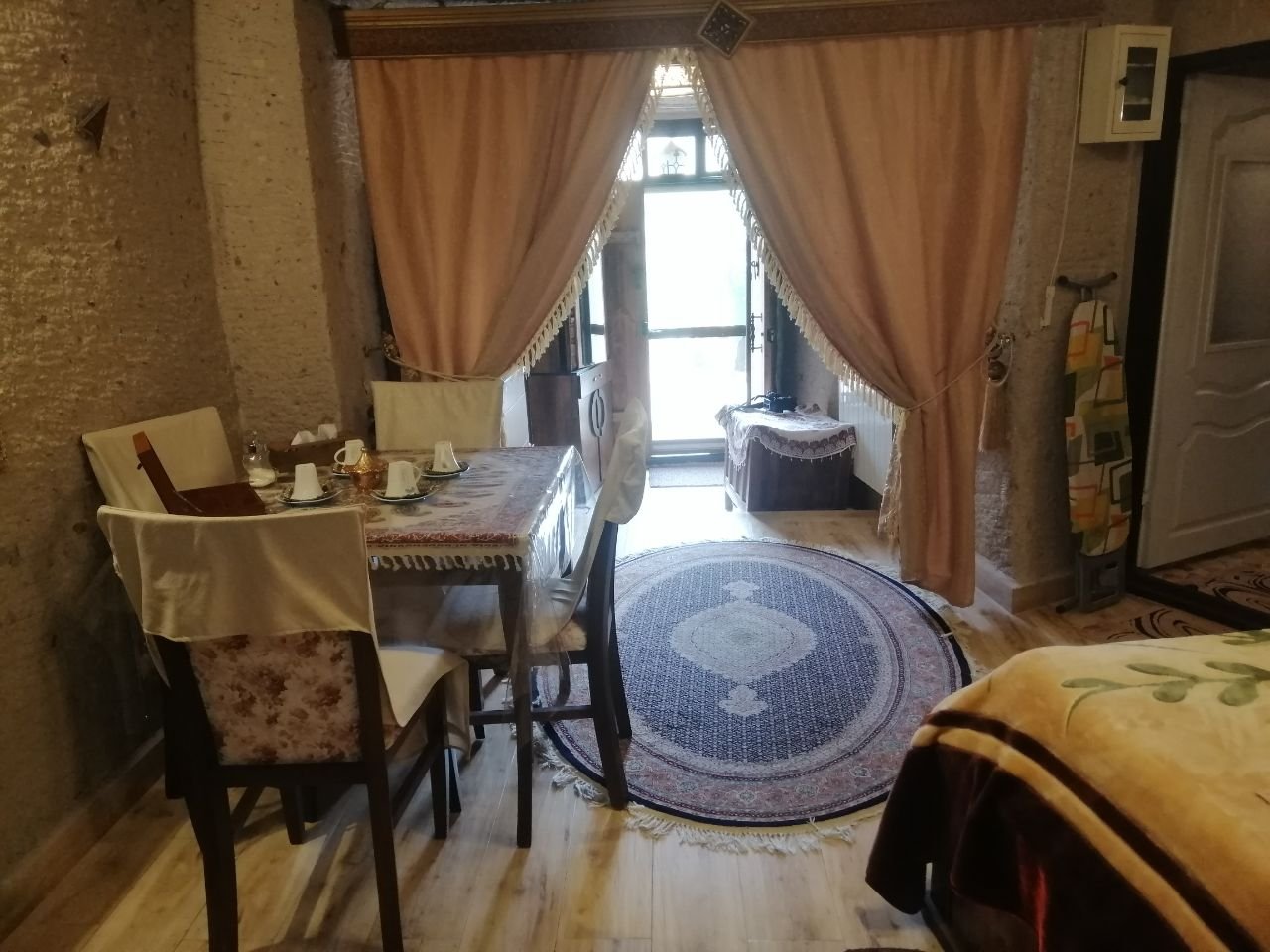 بوم گردی دوخوابه صخره ای تورال کندوان - داخلی