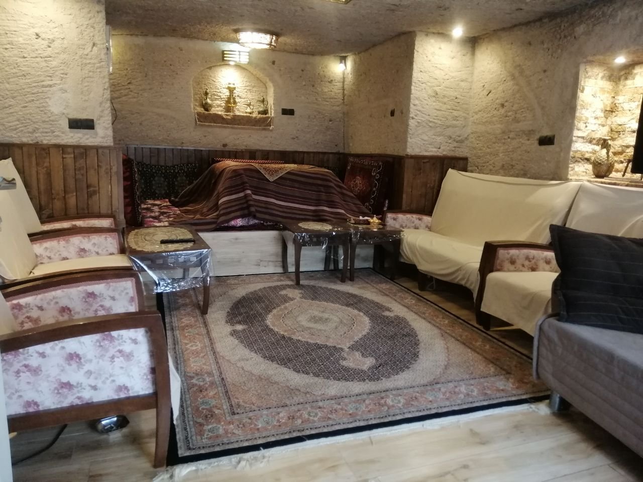 بوم گردی دوخوابه صخره ای تورال کندوان - داخلی