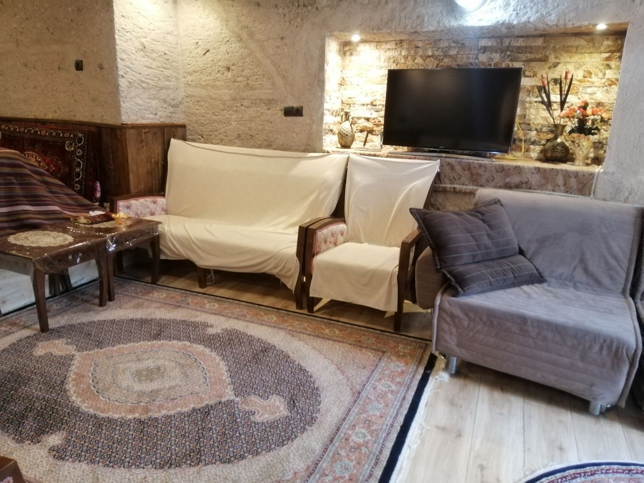 بوم گردی دوخوابه صخره ای تورال کندوان - داخلی