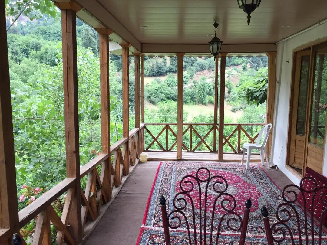 بوم گردی نارون واحد بالا - بالکن