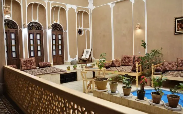 بوم گردی تاج الملوک - واحد نیلوفر - حیاط