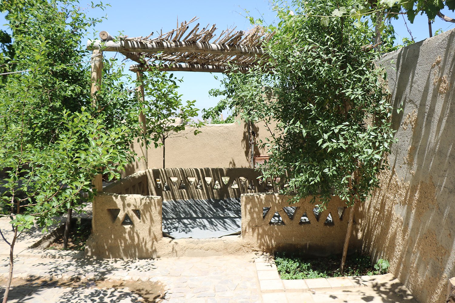 بوم گردی سرای امید قلعه بالا - اتاق یک - الاچیق