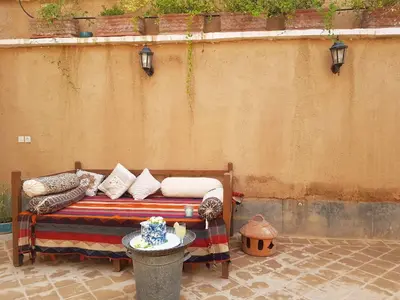 بومگردی نیمروز سروستان - واحد بالاخانه میانی