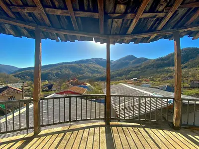 کلبه ایران منش - واحد نشیمن شیشه ای