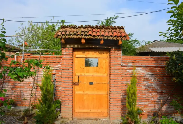 بوم گردی آوش - کلبه راش، واحد آبی - حیاط