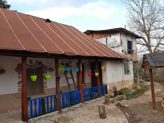 کلبه سر تلار - نمای بیرون