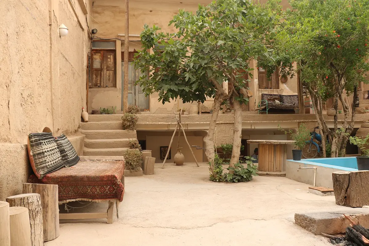 بوم گردی خانه ناصر لشکر - واحد پنج - حیاط