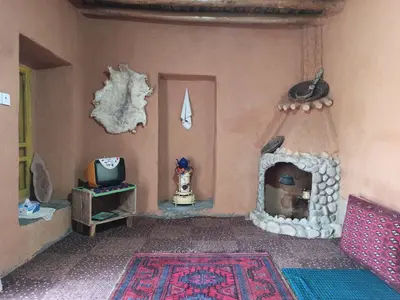 بومگردی محبت - اتاق زرد