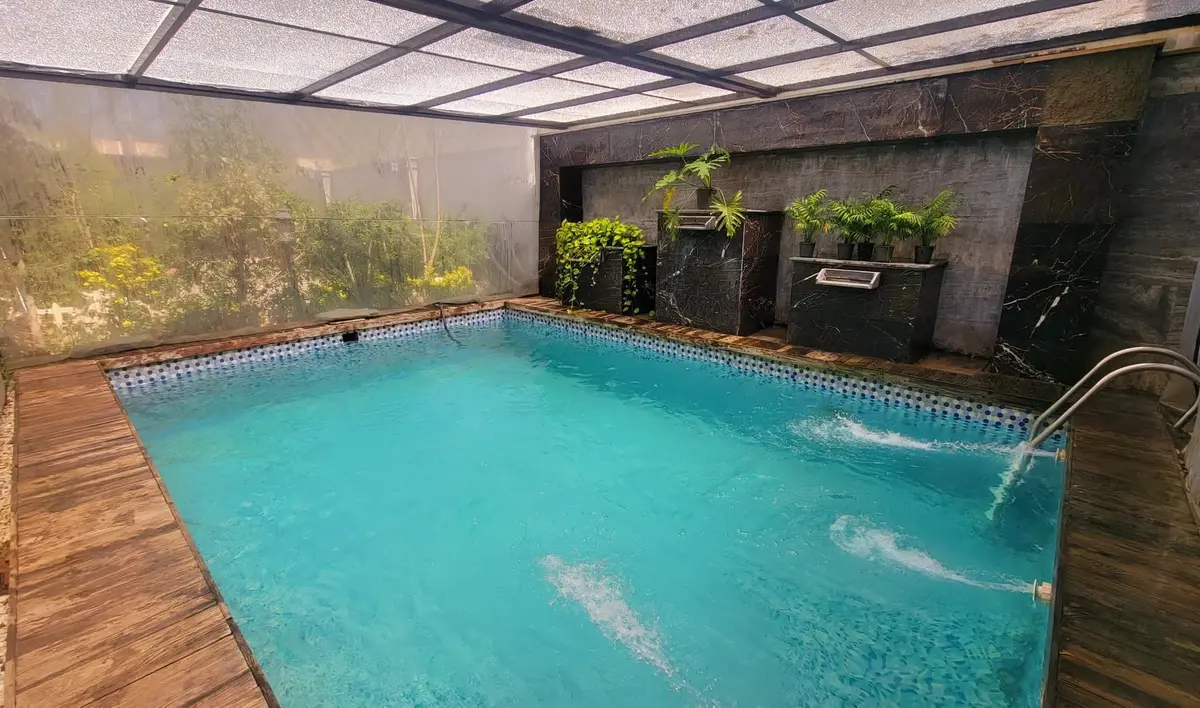 ویلا دوخوابه استخردار آبگرم روستایی نارون - استخر سر پوشیده