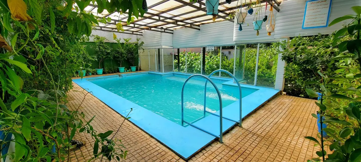 ویلا دوخوابه استخردار آبگرم دورهمی - استخر سرپوشیده با آب گرم و زلال