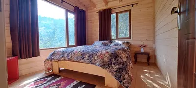 کلبه دوخوابه جنگلی جکوزی دار بلوط 1