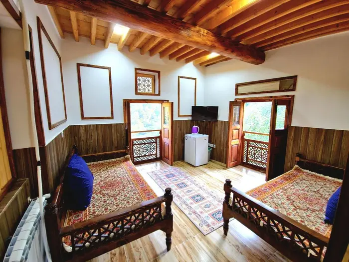 اقامتگاه سنتی یک خوابه کرنر 1 - واحد کرنر با دو پنجره بزرگ در دو جبهه با مناظر کامل زیبای شهر تاریخی و جنگل