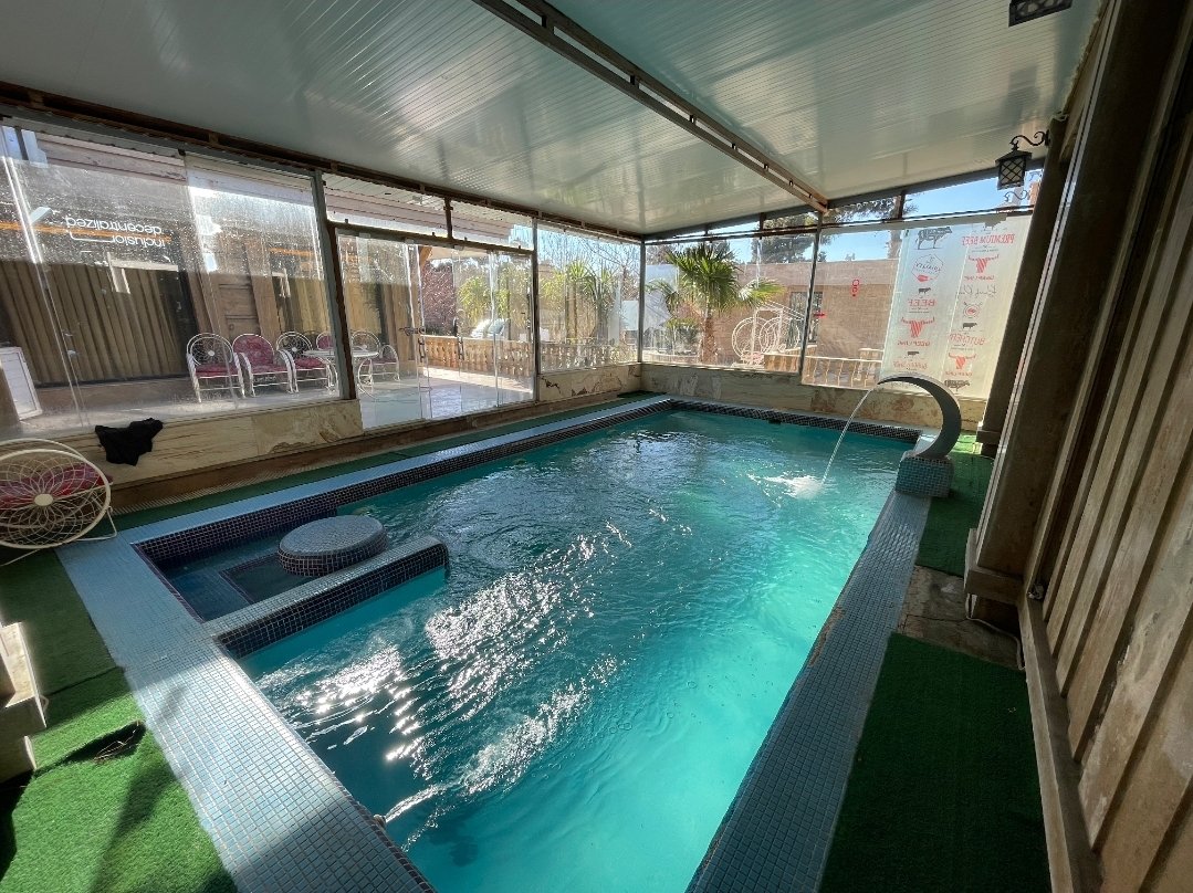 ویلا یک خوابه استخردار آبگرم باغچه شاهکار 2