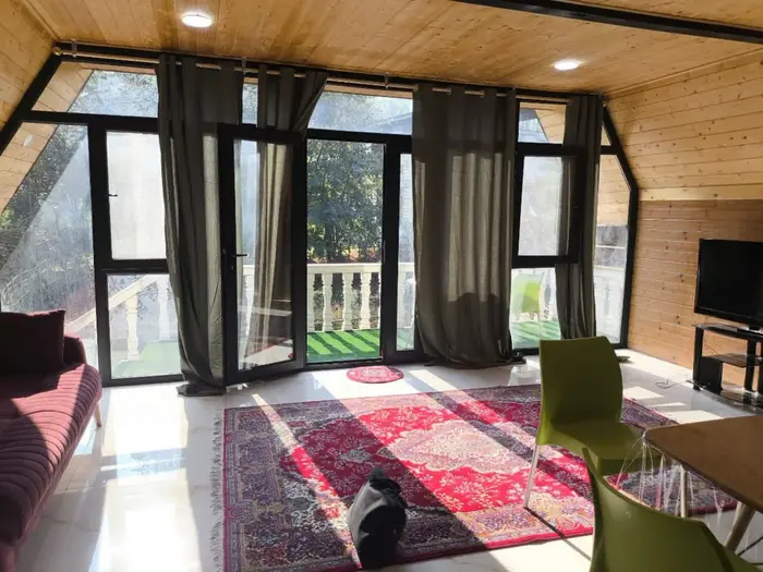 کلبه یک خوابه سوئیسی نگین دریاچه