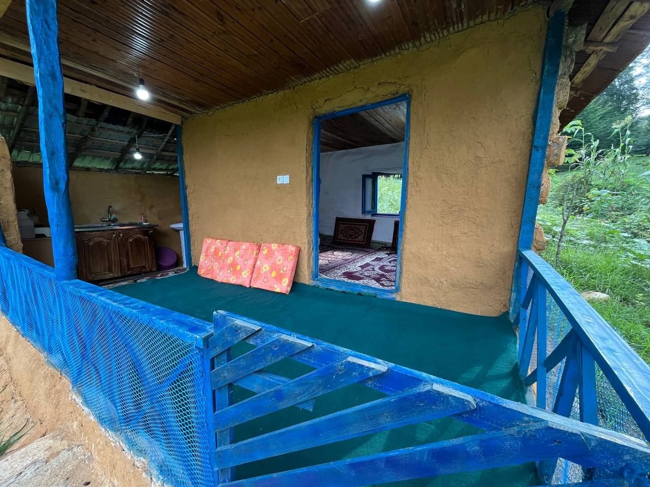 فلت جنگلی میان رز