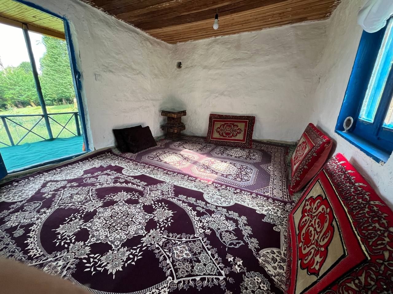 کلبه فلت جنگلی میان رز