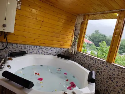 کلبه شش خوابه استخردار آبگرم مرکیه