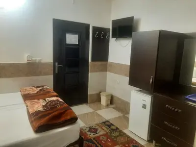 مسافرخانه هتل اعتماد - واحد سه تخته 2