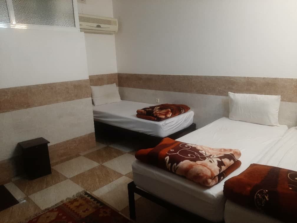 مسافرخانه هتل اعتماد - واحد سه تخته 2