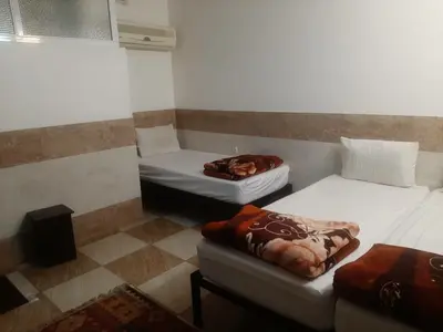 مسافرخانه هتل اعتماد - واحد سه تخته 2