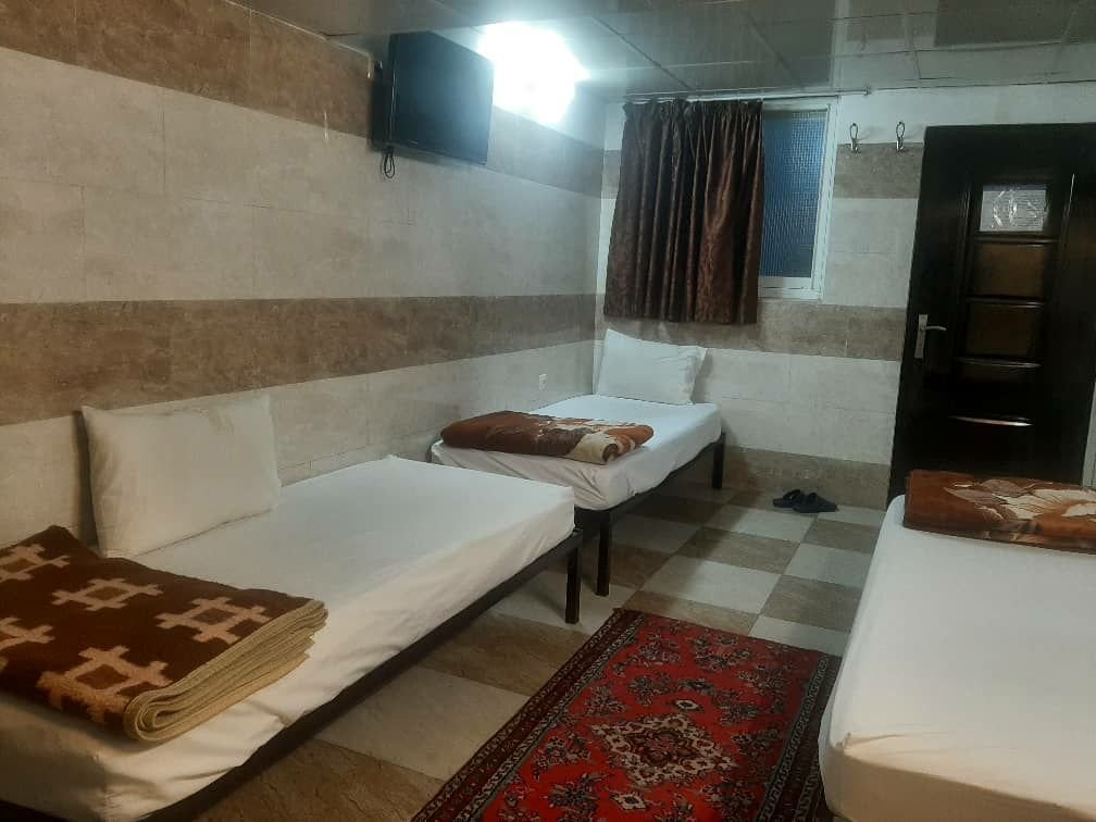 مسافرخانه هتل اعتماد - واحد سه تخته 1