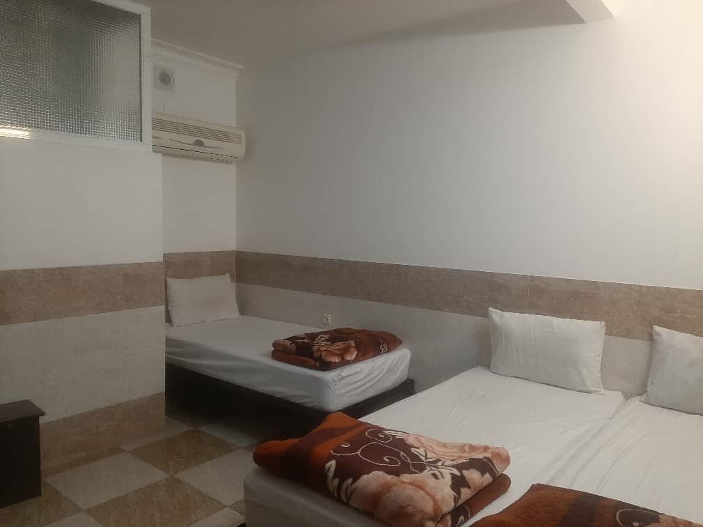 مسافرخانه هتل اعتماد - واحد سه تخته 2